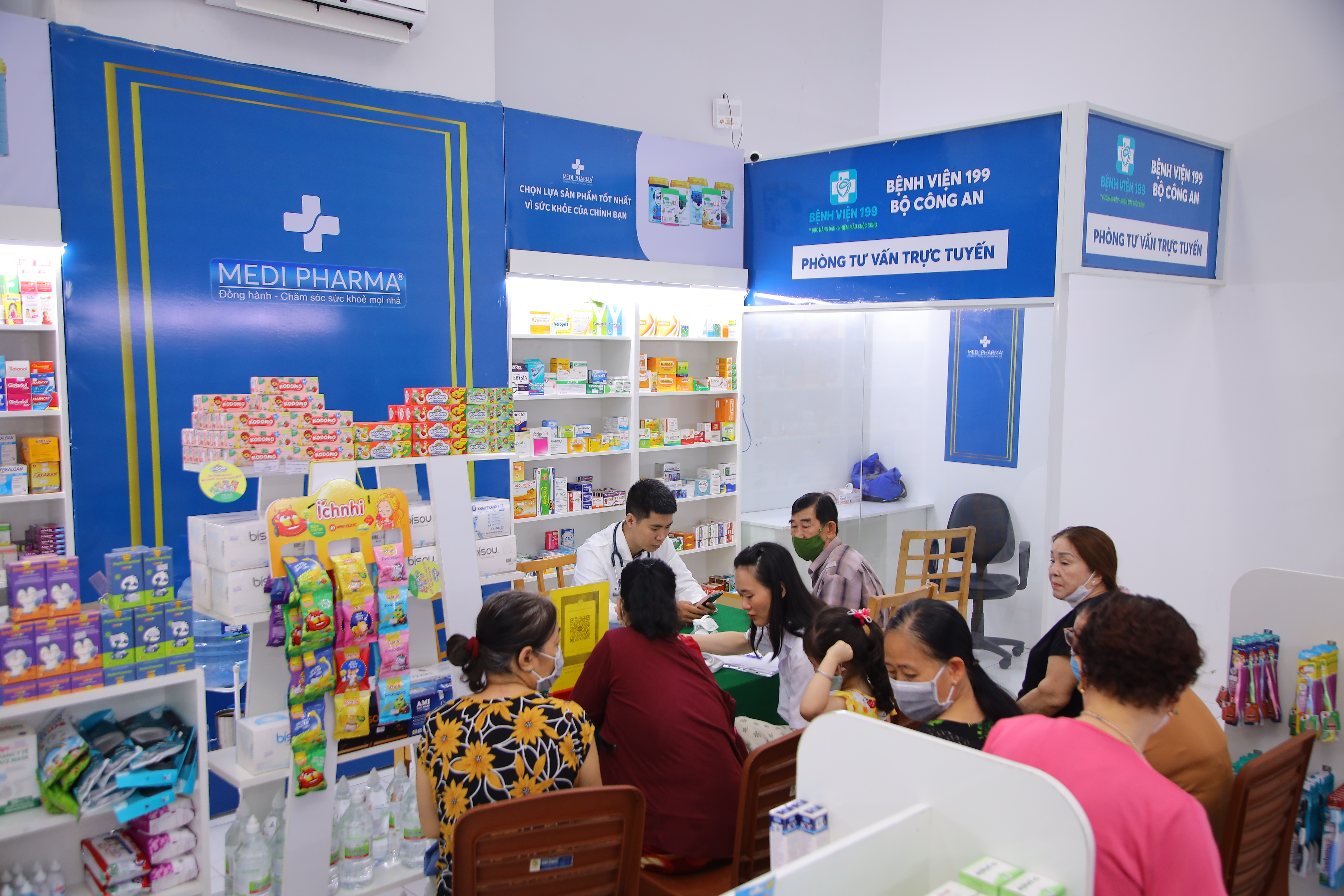 Chủ nhà thuốc nhượng quyền đang thẩm định hồ sơ nhà cung cấp thuốc tại quầy dược phẩm